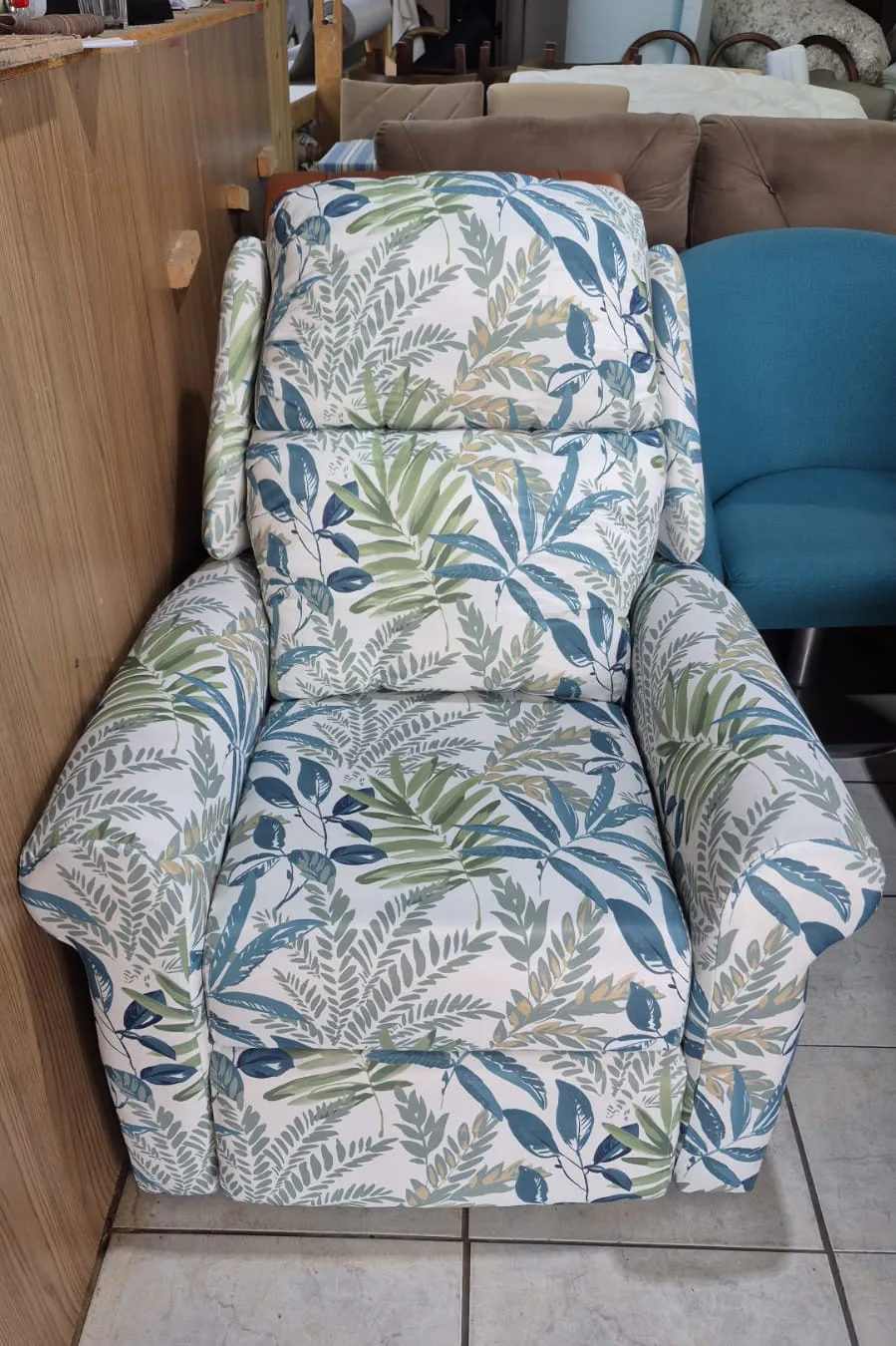 Poltrona reclinável com estampa de folhagens renovada pela Estofaria Ivan