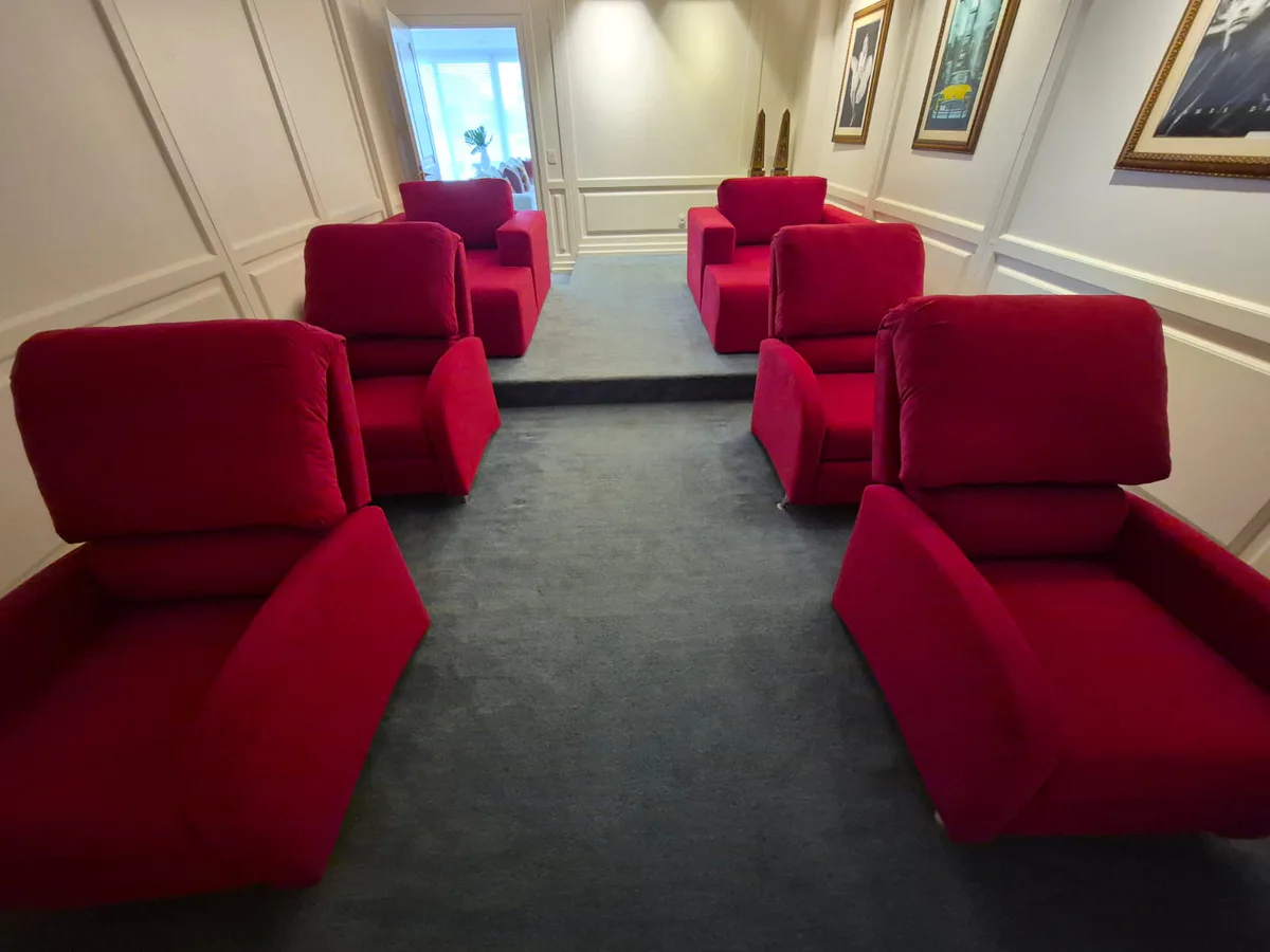 Conjunto de poltronas vermelhas renovadas pela Estofaria Ivan