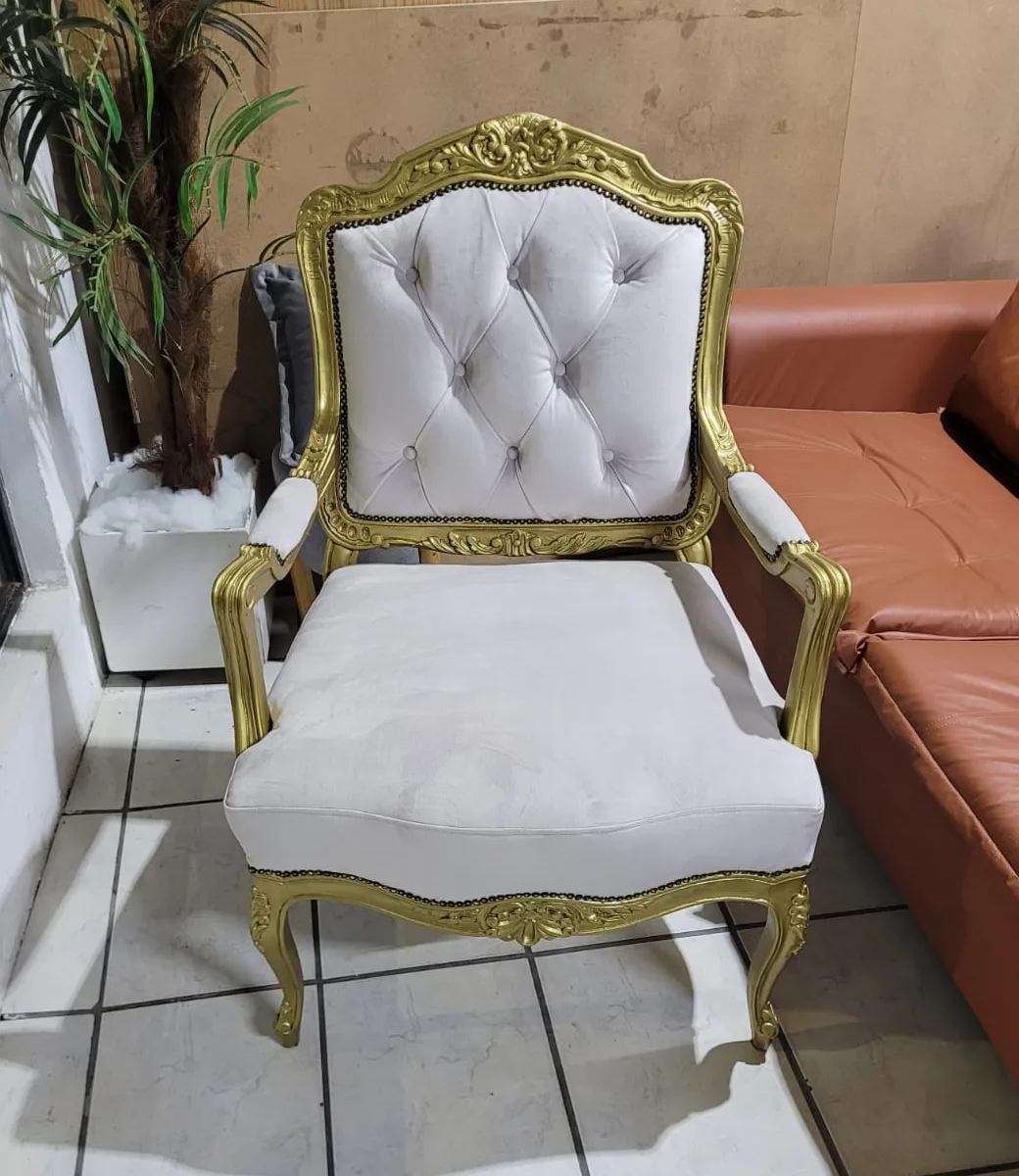 Poltrona clássica branca com estrutura dourada reformada