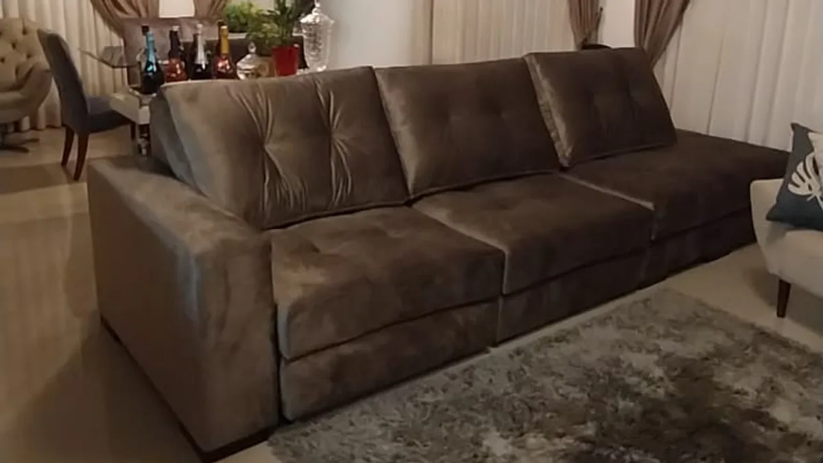 Sofá marrom reformado em ambiente residencial